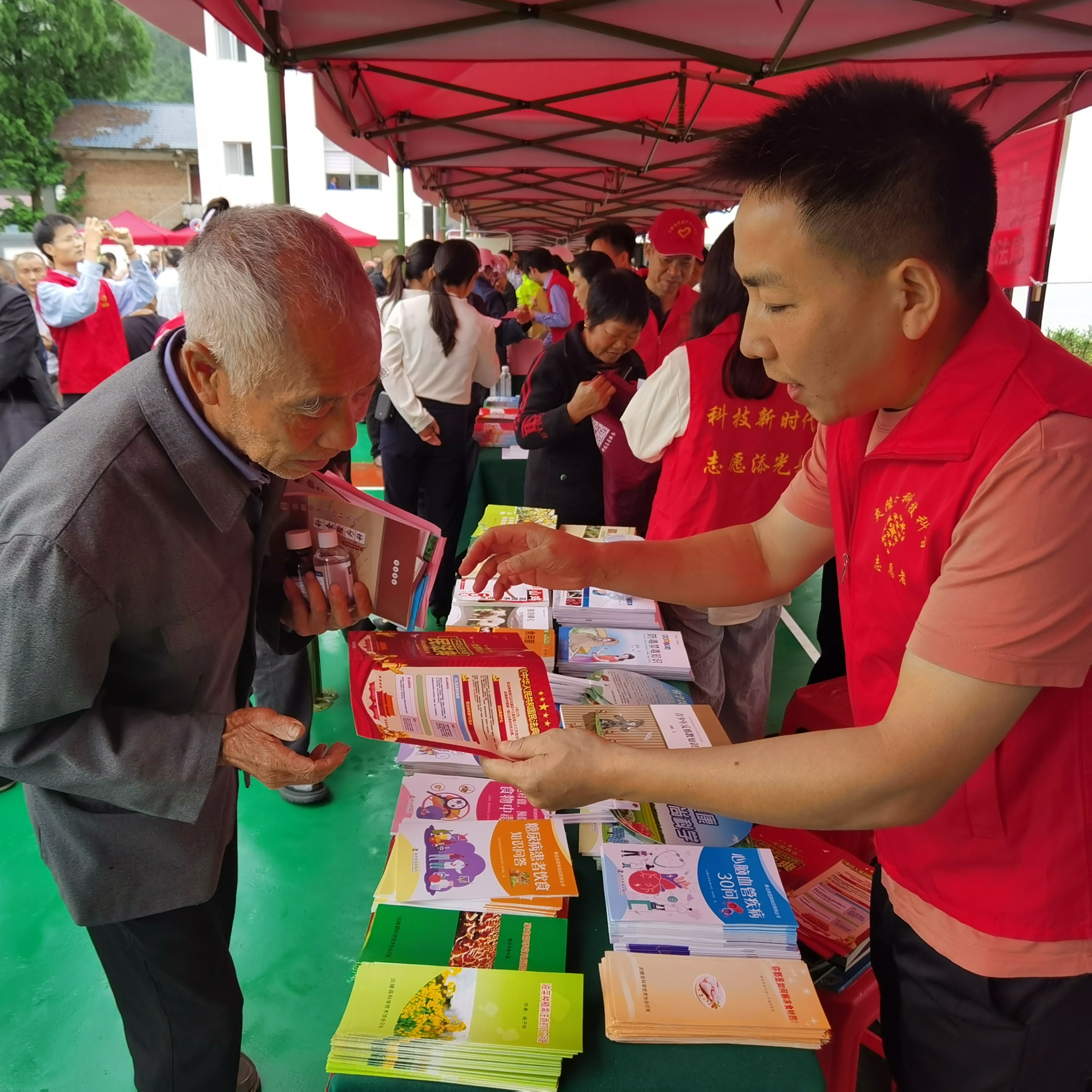 株洲市地震局开展"三下乡"暨防震减灾科普宣传"进农村"活动